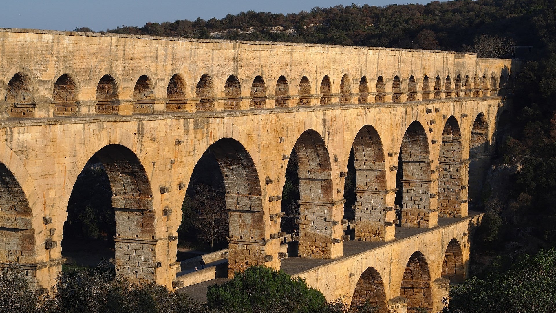 How did Romans wipe their bottoms?